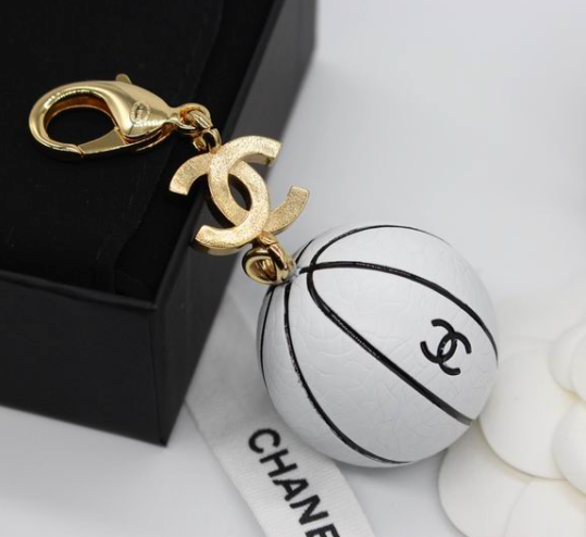 Ch-avain koristeellisella pallolla