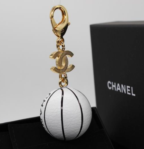 Ch-avain koristeellisella pallolla