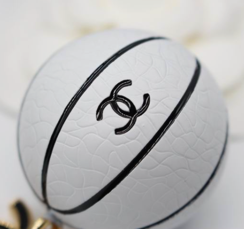 Ch-avain koristeellisella pallolla